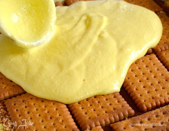 Полученный слой печенья смазываем кремом, сверху посыпаем обильным слоем какао. 