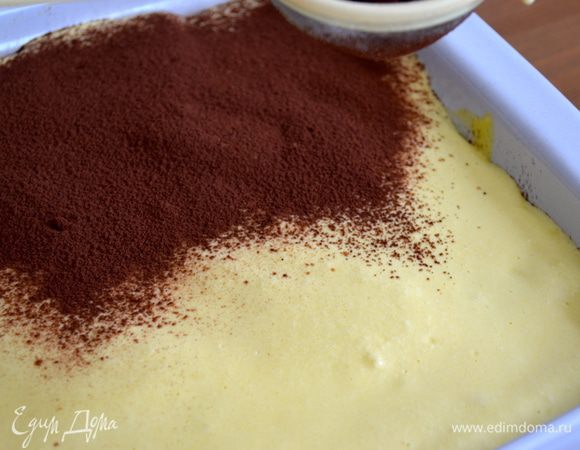 Затем снова повторяем слой печенья, смоченного в кофе, и снова крем и какао сверху. Ориентироваться лучше всего по своей форме... Но у меня обычно получается Тирамису из трех слоев печенья! 
