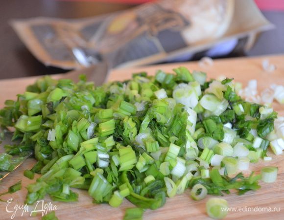 Зеленый лук очень мелко нарубить.