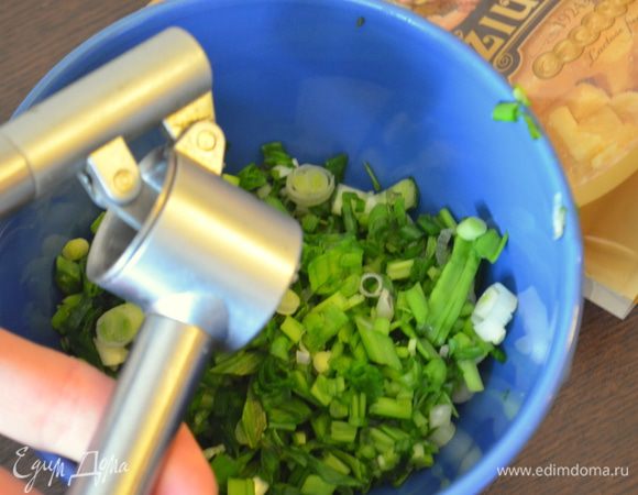 Выдавить в лук чеснок и перемешать.