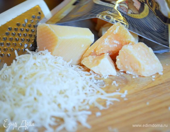 Сыр Джюгас натереть на мелкой терке.