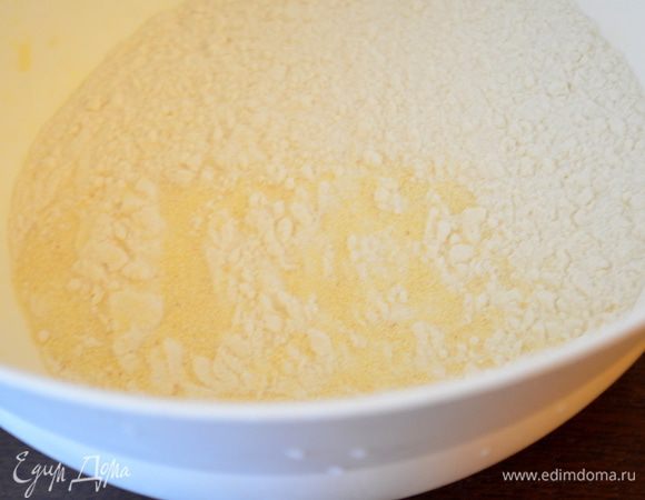 В большую миску просеять муку с разрыхлителем, содой, солью и манкой. Размешать.