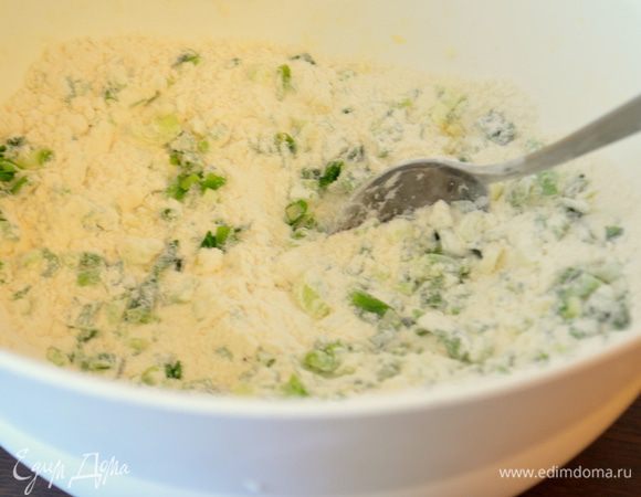 Добавляем луково-чесночную массу в мучную и размешиваем.