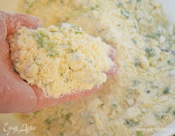 Добавляем сливочное масло (очень холодное), нарезанное на кубики и руками растираем в крошку.