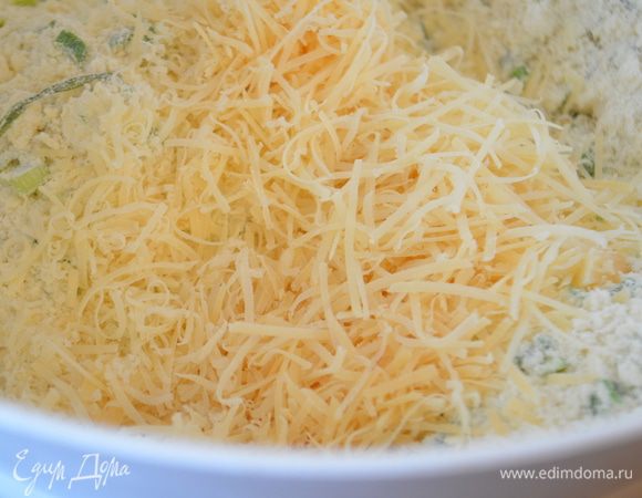 Добавляем натертый сыр и еще раз размешиваем крошку!