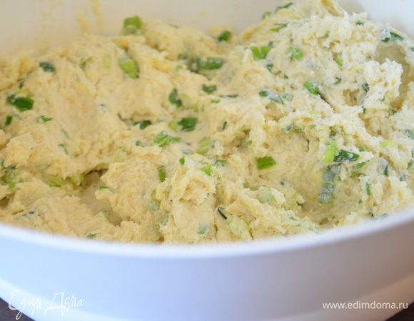 Влить молоко и размешать. Получится липкое мягкое тесто.