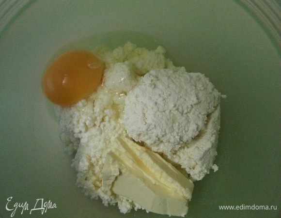 Смешиваем творог, масло, яйцо.