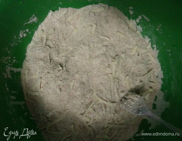 Смешиваем муку и 50 г сыра