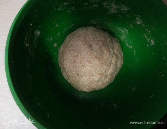 Добавляем дрожжи, творожную смесь и замешиваем тесто. Накрываем и ставим в теплое место на 1 час.