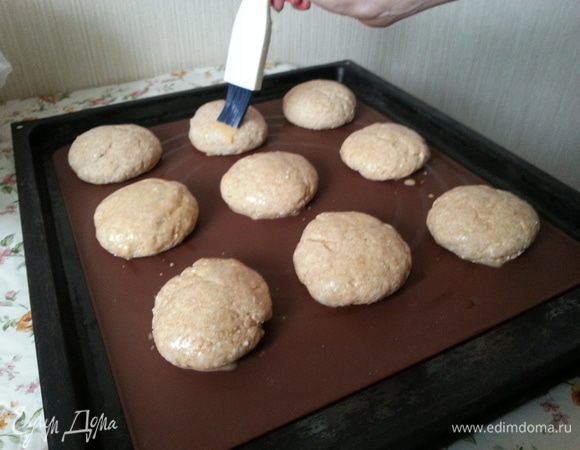 Смазываем желтком или тем, что вы обычно используете.