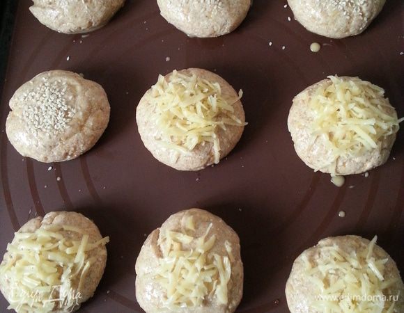 Посыпаем сыром или кунжутом, ставим в предварительно разогретую до 200 С духовку на 40 минут