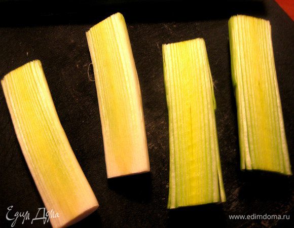 У меня стебель толстый, поэтому разрезаем ещё вдоль...