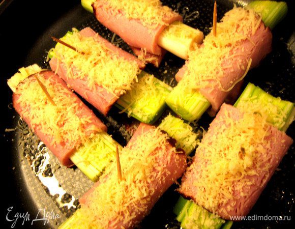 Посыпаем сверху на лук и ветчину, сколько хотите))) Сыр, к слову, натёрт так мелко, что меньше мм..., дома так не натрёшь)))