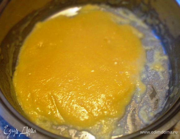 Соус Бешамель: В сотейнике с толстым дном распустить 70 г сливочного масла и подрумянить в нём муку 2 минуты, постоянно помешивая.