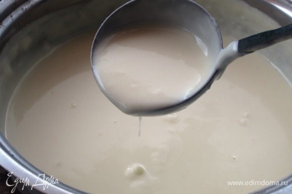 Влить постепенно молоко и размешать,чтобы не было комочков. Соус варить при помешивании около 8 минут (до загустения соуса). Посолить, поперчить, добавить мускатный орех, перемешать.