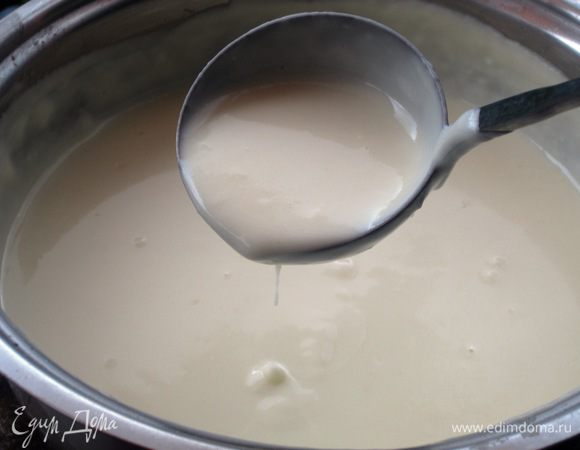 Влить постепенно молоко и размешать,чтобы не было комочков. Соус варить при помешивании около 8 минут (до загустения соуса). Посолить, поперчить, добавить мускатный орех, перемешать.