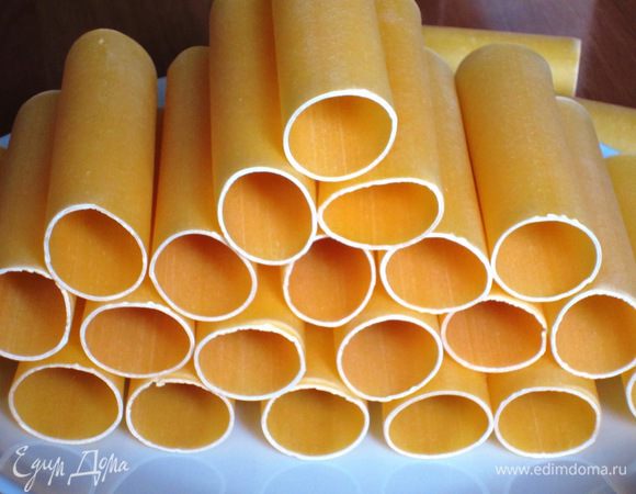 Каннелони приготовить согласно инструкции на упаковке (у меня каннелони, которые можно фаршировать сразу).