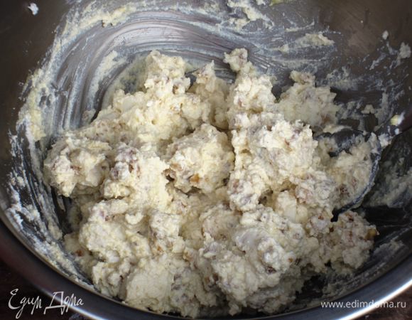 Начинка: Смешать рикотту, 4 ст.л. пармезана,козий сыр,яичный желток, 70 г грецких орехов, посолить, поперчить, добавить щепотку мускатного ореха и ещё раз хорошо перемешать.