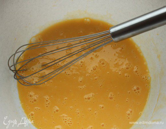 1 яйцо + 2 желтка слегка взбить с 1 ст.л. водки (коньяка, рома).
