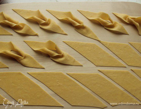 Сделать по центру каждого ромба небольшой надрез и вывернуть одну сторону через полученное отверстие.