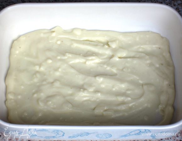 Плоскую форму для запекания смазать оставшимся сливочным маслом и  вылить немного соуса Бешамель. 