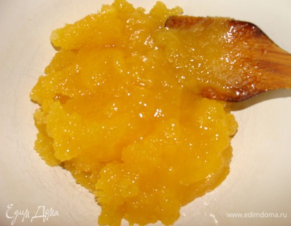 В мед влейте горячую заварку, полностью растворите мед. Добавьте растительное масло, затем — муку. Сверху влейте соду, погашенную уксусом. Взбейте миксером до однородной массы.