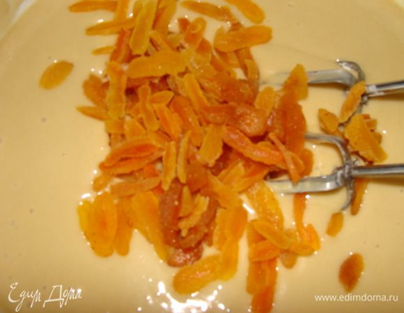 Добавьте нарезанную курагу, перемешайте.