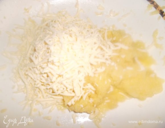 Добавить брынзу, натертую на терку чуть крупнее...