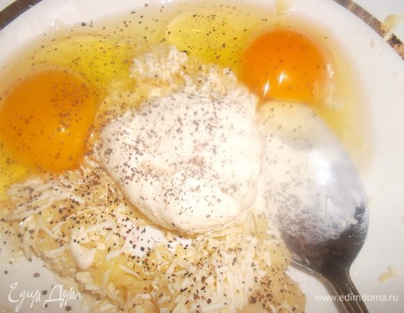 Добавить яйца, сливки и специи. Посолить...