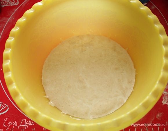 Воду смешать с молоком и нагреть слегка. Кладем дрожжи, сахар и 1 ст.л муки, хорошенько размешиваем. Дать подняться в теплом месте 15 минут. 