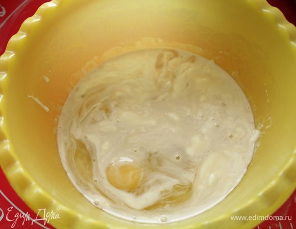 Добавить сметану, яйца, соль.