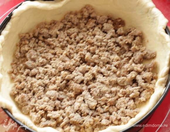 Делим тесто на части, нижний слой должен быть потолще, выкладываем фарш