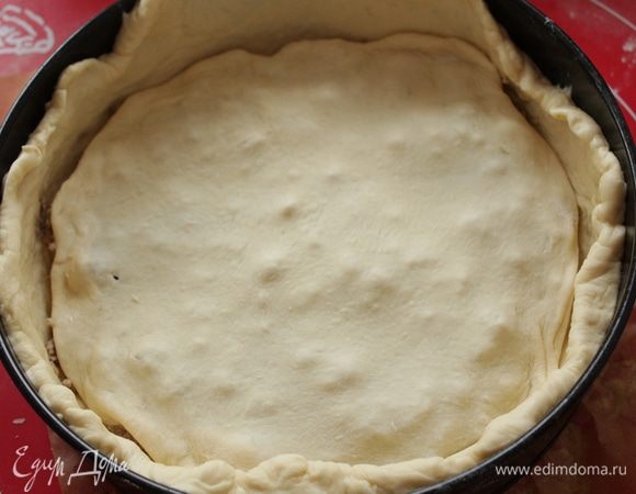 Обжариваем фарш. Раскатываем тонкий пласт, закрываем фарш.