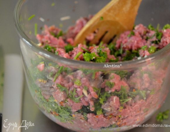 Разогреть духовку на 200 гр. Смазать блюдо жаропрочное оливковым маслом.
Взбить слегка яйца в большой емкости, добавить фарш говяжий не жирный, порубленную петрушку, пармезан,мелко порезанный чеснок, соль 1 ч.л и красный перец хлопьями. Затем добавить крошку в молоке и все перемешать.