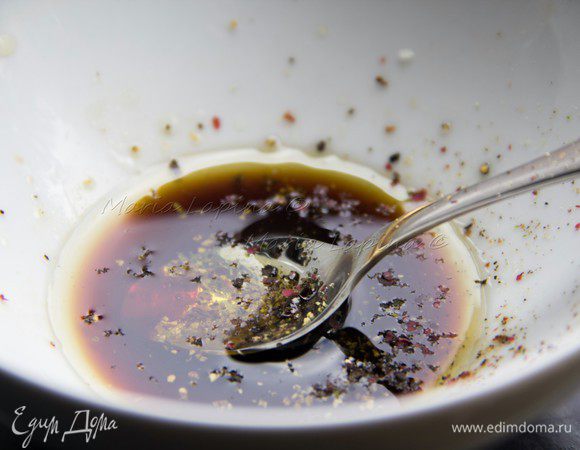 Первым делом подготовим маринад для креветок. В миске смешаем соевый соус, табаско, масло и сок лайма.