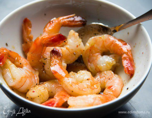 Опустим в маринад креветки оставим хотя бы на 15 минут. Креветки можно использовать как уже отваренные, так и сырые. Просто для сырых потребуется чуть больше времени при обжарке.