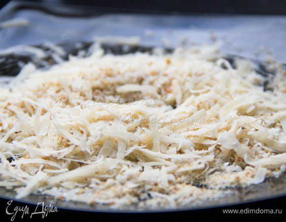 Подготовим панировку, для этого смешаем тертый сыр и панировочные сухари один к одному. Мне больше нравиться когда сыр чувствуется и становится хрустящим, поэтому я его потерла на средней терке, а не на маленькой.