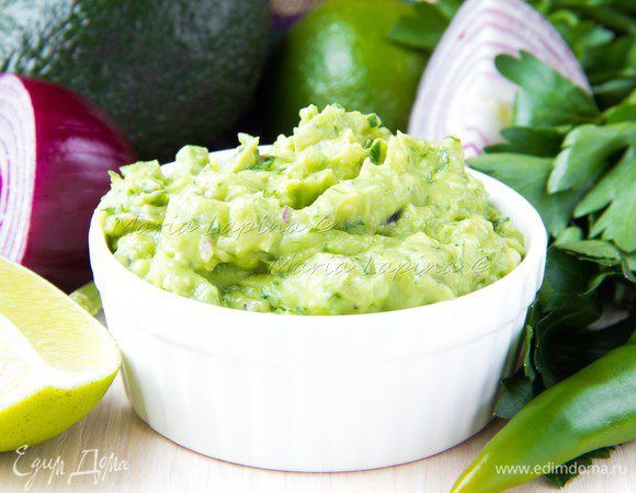 Смешать с авокадо все что измельчили, добавить соль, сок лайма и молотый перец.