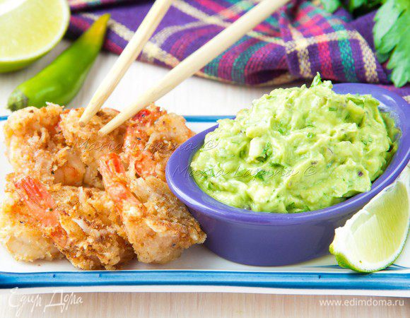 Креветки сначала выложить на бумажное полотенце, чтобы убрать лишний жир и масло. Затем выкладываем на тарелку и подаем с соусом гуакамоле и ломтиком лайма. Приятного аппетита!