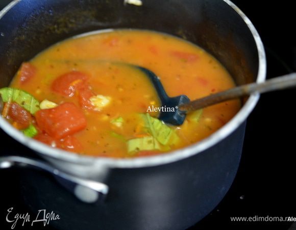 Сделаем соус:
Разогреть оливковое масло на сковороде или в кастрюле с тяжелым дном. Добавим мелко порубленный чеснок и красный перец. Примерно 1 мин. обжариваем. Добавим томаты измельченные из банки и 1 стакан воды, базилик свежий порезанный или сушенный. Сбавим огонь и тушим примерно 30 мин. Соус должен загустеть.