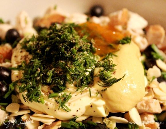 Смешать майонез, йогурт, абрикосовый джем, горчицу, укроп, соль и перец. Заправить салат.