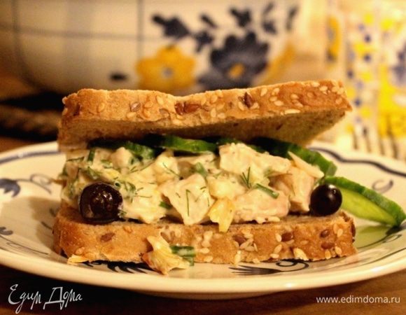 Тосты подсушить на сухой сковороде. Выложить на один тост лист салата, сверху — салат из курицы, далее — огуречные кружочки. Накрыть вторым тостом. Приятного аппетита!