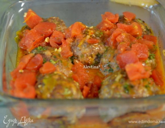 Достанем фрикадельки из духовки, слить жидкость. Сверху полить соусом. Поставить в духовку и готовить 6 мин. или до полной готовности. 