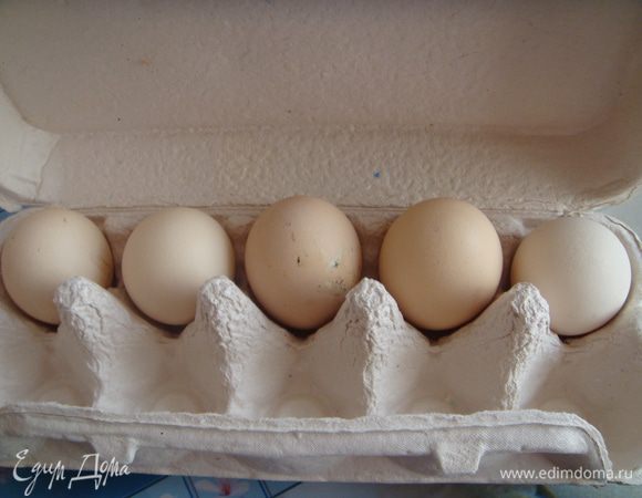 Литр молока прогреть, но не кипятить, развести в нем 2 кусочка живых (или 2 пакетика сухих) дрожжей, добавить немного сахара и муку. Муки необходимо столько, чтобы опара получилась консистенцией как сметана, гуще чем на блины, тогда она хорошо подойдет, пока вы подготавливаете основные ингредиенты.

Все кастрюльки и продукты должны быть оставлены на столе с самого вечера, чтобы дрожжи не испытывали стресс, и хорошо поднимались.