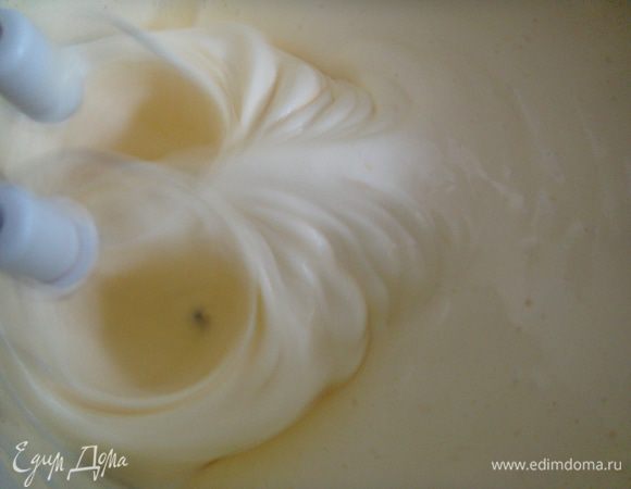 В большую (очень, у меня 10 литров, это нужно чтобы тесту было куда расти) кастрюлю, налить оставшееся теплое молоко (1 литр), взбитые с сахаром яйца, растопленное сливочное масло (можно очень качественный сливочный маргарин), комнатной температуры сметану, все перемешать и ввести немного муки, тесто будет как бы заварным, плотнее, чем на бисквит. За то время, пока вы смешивали все ингредиенты, наша опара уже подошла, обычно это занимает около 20 минут! Поэтому дальше в наше тесто вводим опару, хорошо перемешиваем, накрываем кастрюлю крышкой, укутываем, ставим в теплый угол на столе и оставляем на час-два. Периодически нужно смотреть, как только тесто вырастет до крышки, оббить его, дать ему опасть, снова накрыть и так три раза.