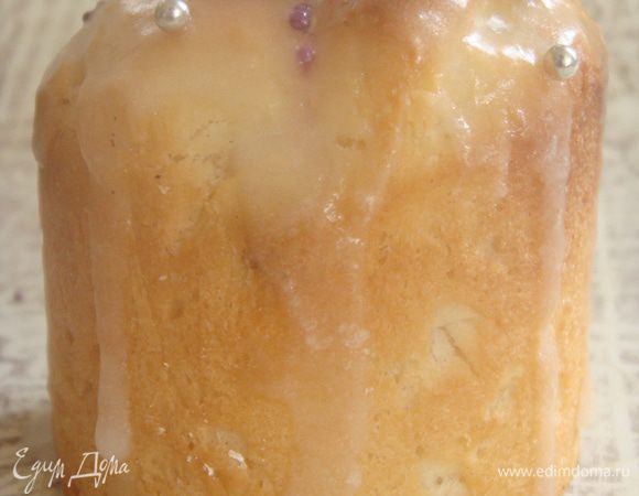 Рабочую поверхность смазать маслом, или обсыпать мукой, и по частям брать наше тесто. Тесто слегка обмять, до эластичного, приятного, упругого шара и выкладывать в форму, с учетом что тесто должно занимать 1/3. Дать постоять, и как только тесто поднимется до половины оправить в духовку. Выпекать 15-20 минут (в зависимости от размера формы), проверить готовность можно так: «Выбросить»кулич на бок из формы и нажать на серединку, если сдоба быстро восстанавливает свою форму, значит кулич готов! Еще горячий кулич обмазать помадкой и посыпать кондитерской посыпкой.