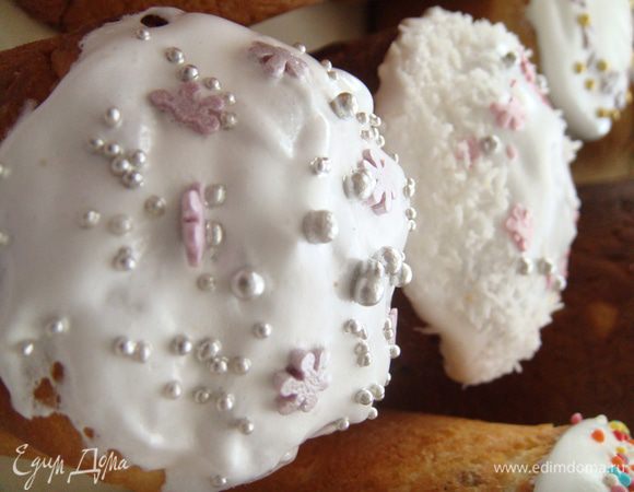 Помадка: 
4 белка взбить вплотную пену с 300 г сахарной пудры, добавить по вкусу лимонный сок и ваниль. Либо в сахарную пудру по чуть-чуть вводить свежий лимонный сок и энергично эту смесь вымешивать, помадка тогда по горячему куличу будем течь, будет немного "стеклянной" и прозрачной, но этот слегка пикантный кислый аромат, очень хорошо дополнить сладкую ванильную сдобу (см. такая помадка на фото сверху)