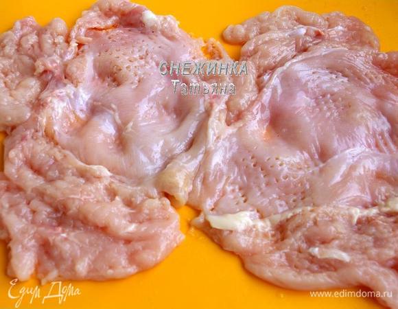 Для начала подготовим куриную грудку. Разделяем её на 2 филе. Каждое из них раскрываем как книгу, сделав надрез вдоль посередине, а затем в особо толстых местах филе. Раскрытые пласты филе слегка отбиваем с двух сторон, поместив между пищевой плёнкой.