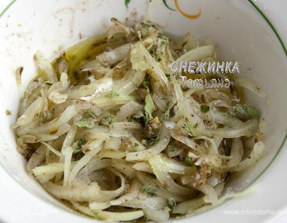 Соединяем всё для маринада: лук, измельчённые каперсы, очищенный и натёртый на средней тёрке чеснок, соль, перец, орегано и оливковое масло.