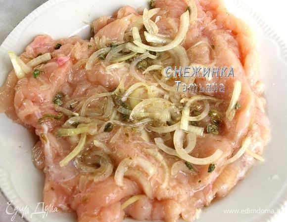 Смазываем полученным маринадом филе с двух сторон, уложив одно на другое. Закрываем пищевой плёнкой и оставляем минимум на 30 минут.